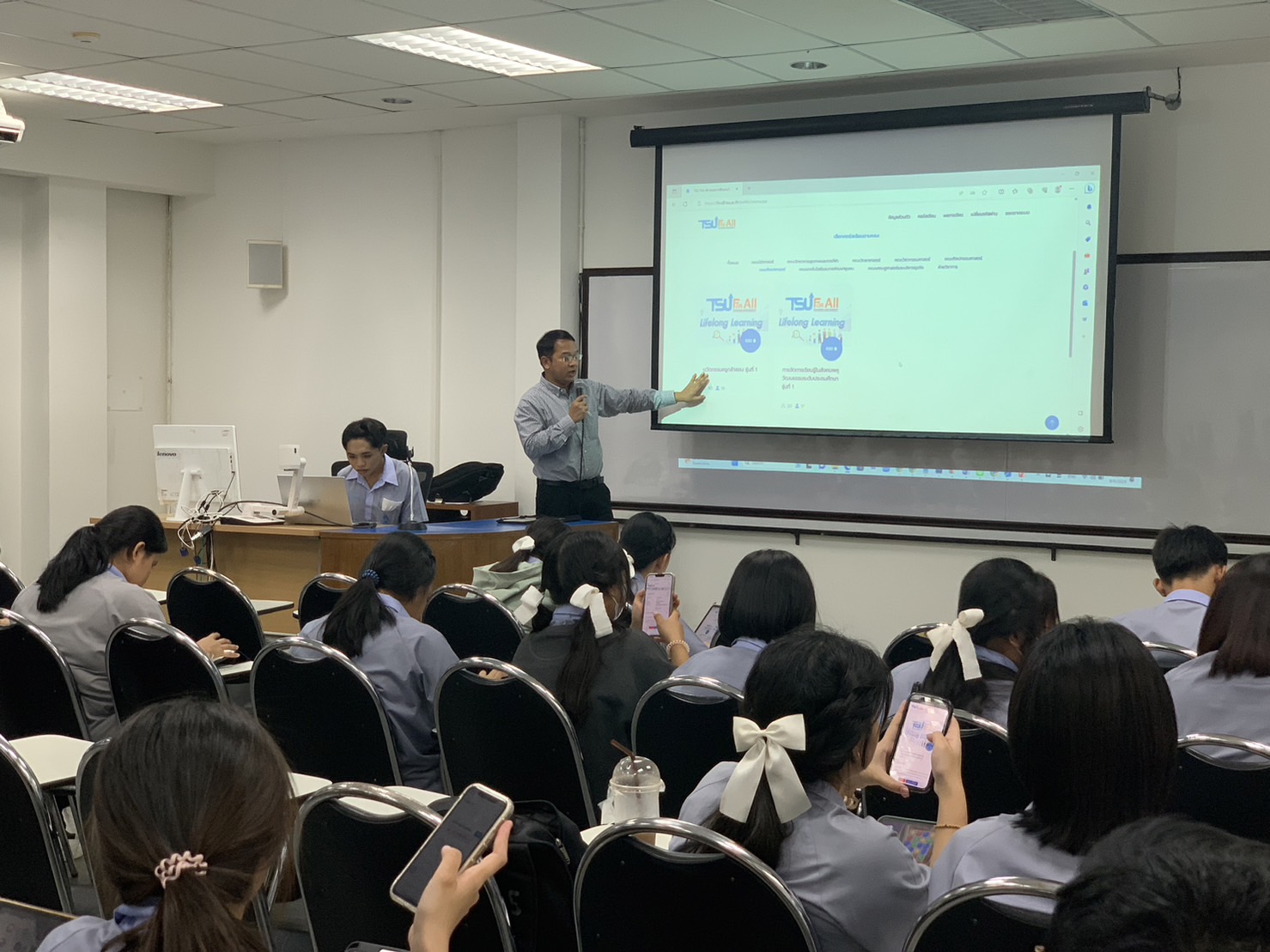 ประชาสัมพันธ์หลักสูตร Pre Degree ให้กับโรงเรียนสาธิตมหาวิทยาลัยทักษิณ จังหวัดพัทลุง