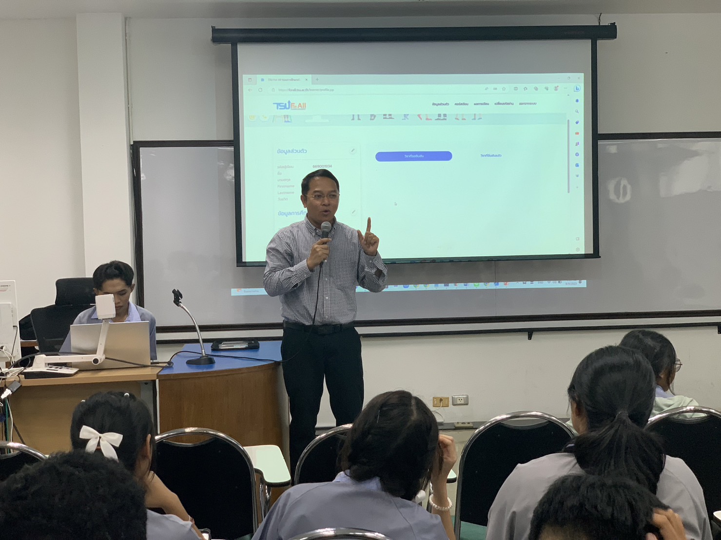 ประชาสัมพันธ์หลักสูตร Pre Degree ให้กับโรงเรียนสาธิตมหาวิทยาลัยทักษิณ จังหวัดพัทลุง