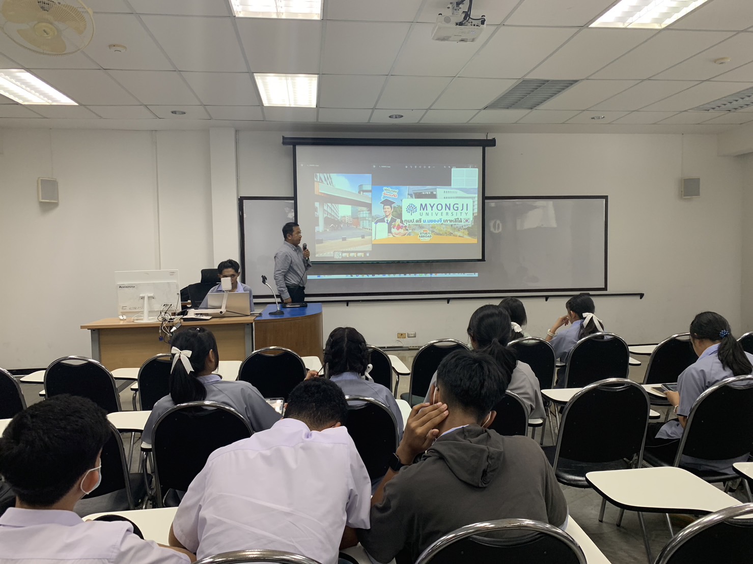 ประชาสัมพันธ์หลักสูตร Pre Degree ให้กับโรงเรียนสาธิตมหาวิทยาลัยทักษิณ จังหวัดพัทลุง