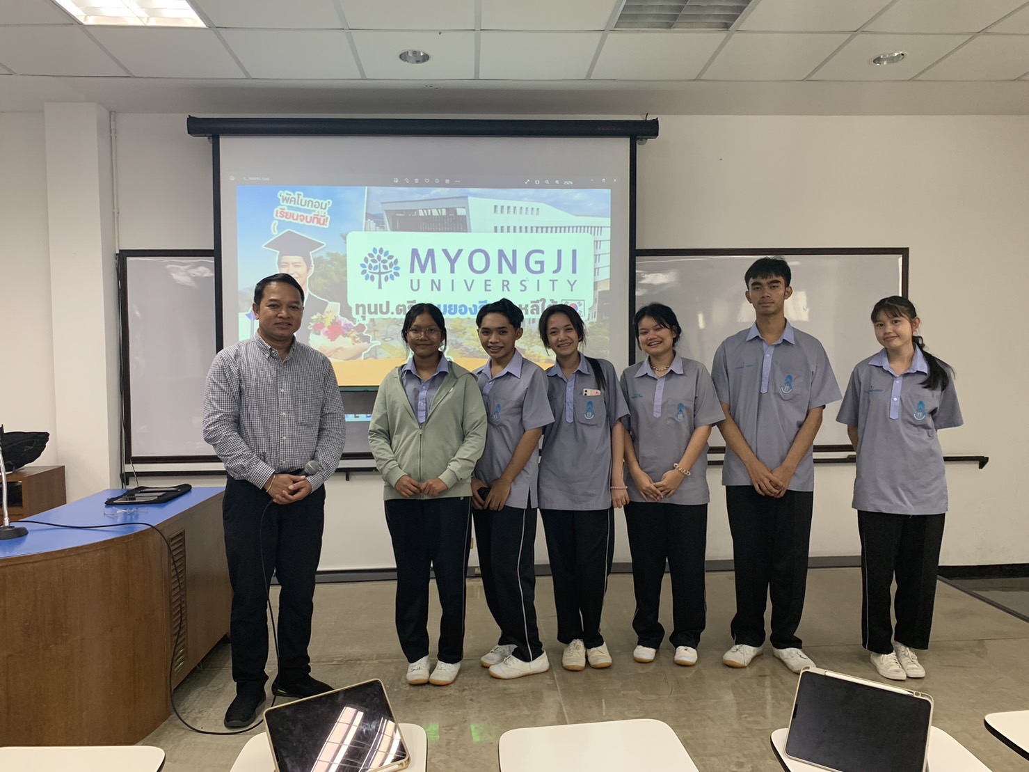 ประชาสัมพันธ์หลักสูตร Pre Degree ให้กับโรงเรียนสาธิตมหาวิทยาลัยทักษิณ จังหวัดพัทลุง