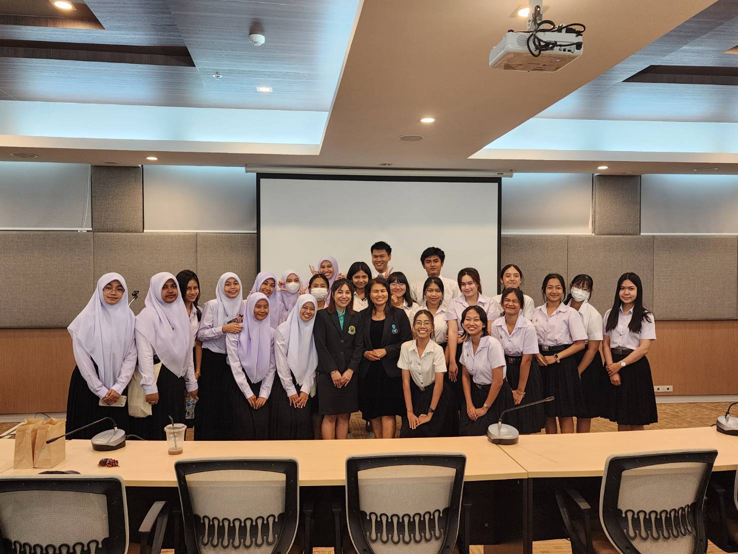 โครงการ การพัฒนาสมรรถนะด้านการสอนของนิสิตครูภาษาอังกฤษแบบบูรณาการข้ามศาสตร์ ตามฐานทุนโรงเรียนและชุมชน