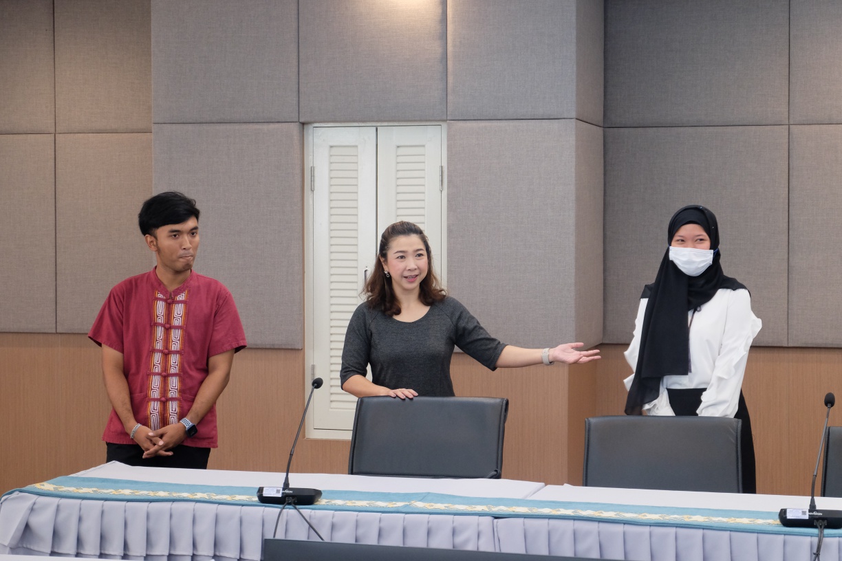 โครงการ "บอกเล่า เก้าสิบ ชวนครูภาษาไทย มากระซิบให้น้องฟัง"