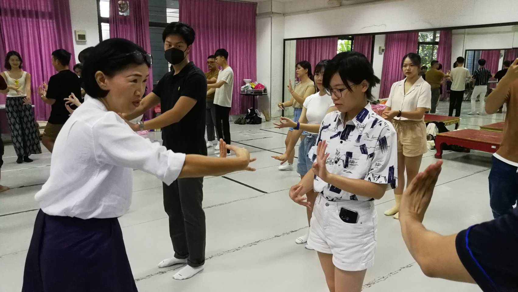ผู้ช่วยศาสตราจารย์อรวรรณ โภชนาธาร ประธานสาขาวิชาศิลปะการแสดง คณะศิลปกรรมศาสตร์ ให้ความรู้และฝึกซ้อมการแสดงนาฏศิลป์ไทย นักศึกษา​ National Chengchi University ไต้หวัน