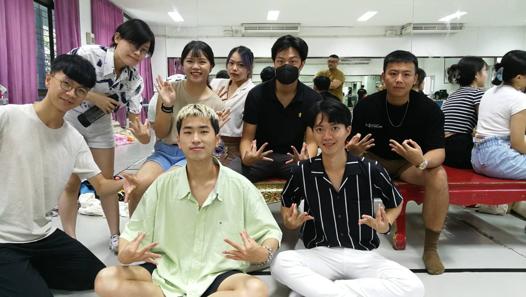 ผู้ช่วยศาสตราจารย์อรวรรณ โภชนาธาร ประธานสาขาวิชาศิลปะการแสดง คณะศิลปกรรมศาสตร์ ให้ความรู้และฝึกซ้อมการแสดงนาฏศิลป์ไทย นักศึกษา​ National Chengchi University ไต้หวัน