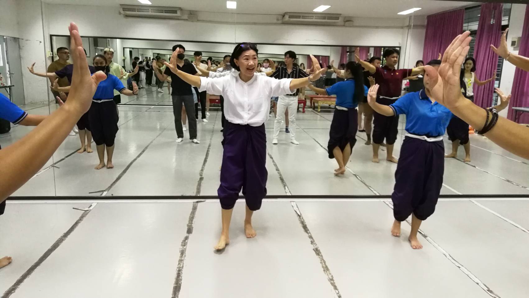 ผู้ช่วยศาสตราจารย์อรวรรณ โภชนาธาร ประธานสาขาวิชาศิลปะการแสดง คณะศิลปกรรมศาสตร์ ให้ความรู้และฝึกซ้อมการแสดงนาฏศิลป์ไทย นักศึกษา​ National Chengchi University ไต้หวัน