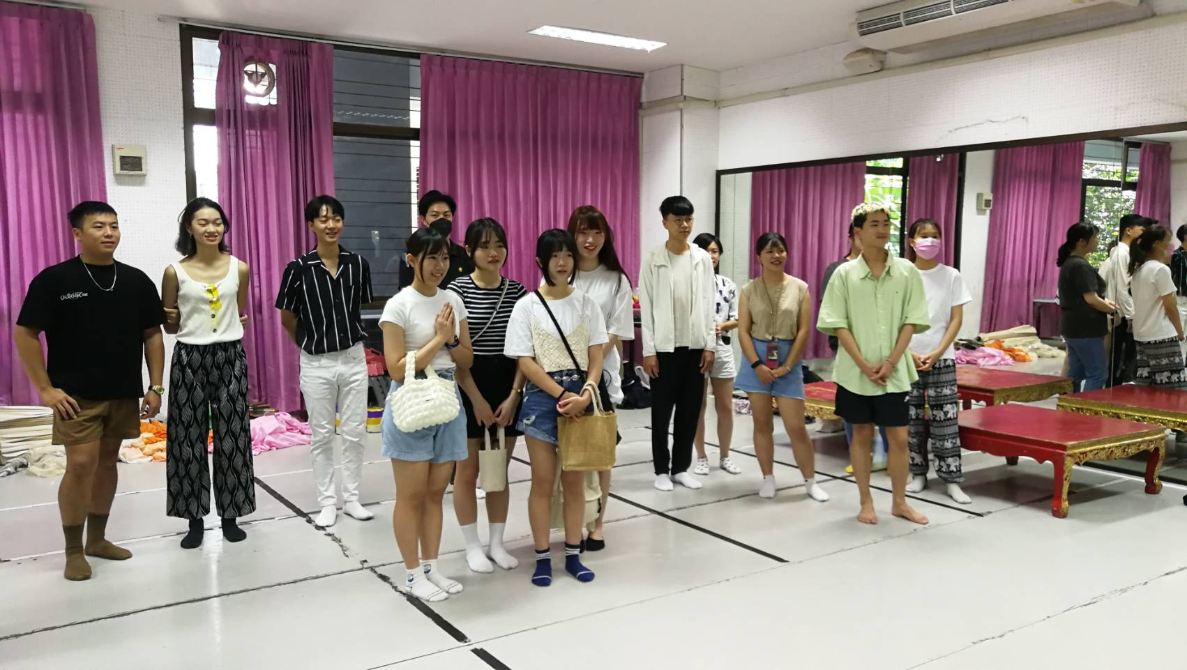 ผู้ช่วยศาสตราจารย์อรวรรณ โภชนาธาร ประธานสาขาวิชาศิลปะการแสดง คณะศิลปกรรมศาสตร์ ให้ความรู้และฝึกซ้อมการแสดงนาฏศิลป์ไทย นักศึกษา​ National Chengchi University ไต้หวัน
