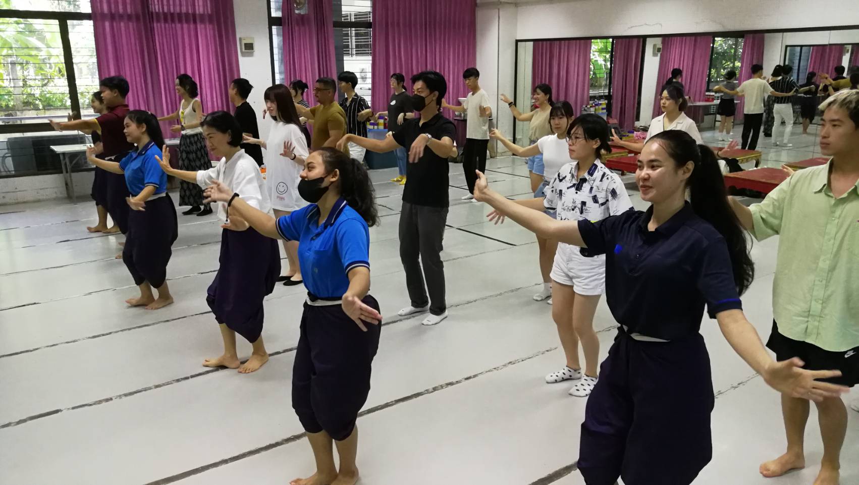 ผู้ช่วยศาสตราจารย์อรวรรณ โภชนาธาร ประธานสาขาวิชาศิลปะการแสดง คณะศิลปกรรมศาสตร์ ให้ความรู้และฝึกซ้อมการแสดงนาฏศิลป์ไทย นักศึกษา​ National Chengchi University ไต้หวัน