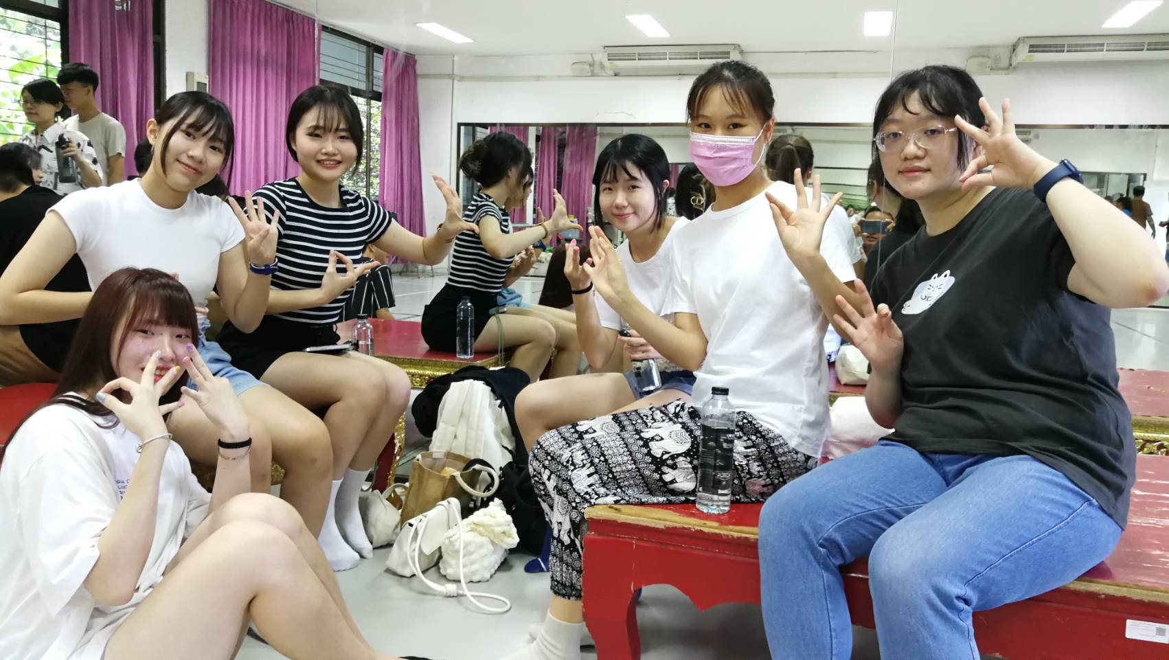 ผู้ช่วยศาสตราจารย์อรวรรณ โภชนาธาร ประธานสาขาวิชาศิลปะการแสดง คณะศิลปกรรมศาสตร์ ให้ความรู้และฝึกซ้อมการแสดงนาฏศิลป์ไทย นักศึกษา​ National Chengchi University ไต้หวัน