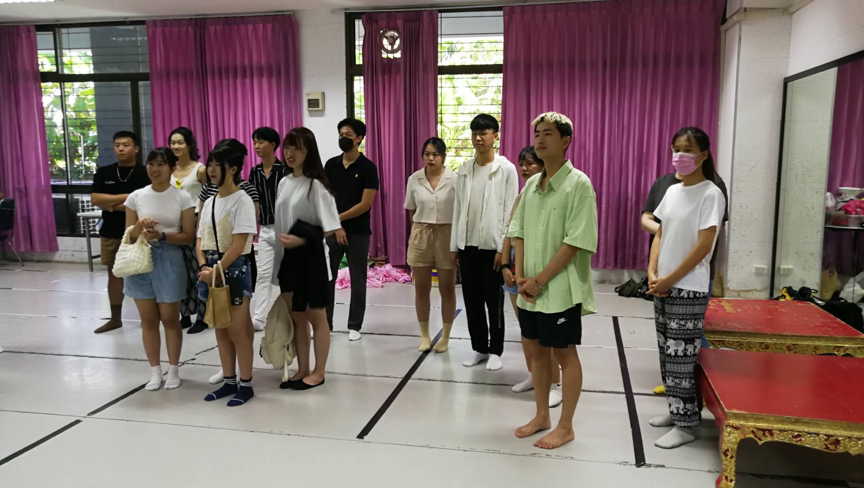 ผู้ช่วยศาสตราจารย์อรวรรณ โภชนาธาร ประธานสาขาวิชาศิลปะการแสดง คณะศิลปกรรมศาสตร์ ให้ความรู้และฝึกซ้อมการแสดงนาฏศิลป์ไทย นักศึกษา​ National Chengchi University ไต้หวัน