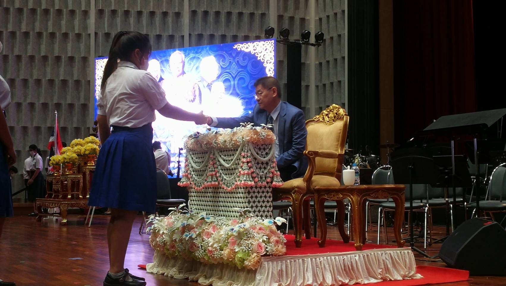 คณบดีคณะศึกษาศาสตร์  ปฏิบัติ​หน้า​ที่แทนอธิการบดี​มหาวิทยาลัย​ทักษิณ​ กล่าวต้อนรับในพิธีมอบทุนการศึกษา มูลนิธิ​ในเครือ​ มูลนิธิ​พลเอกเปรม​ ติณสูลานนท์