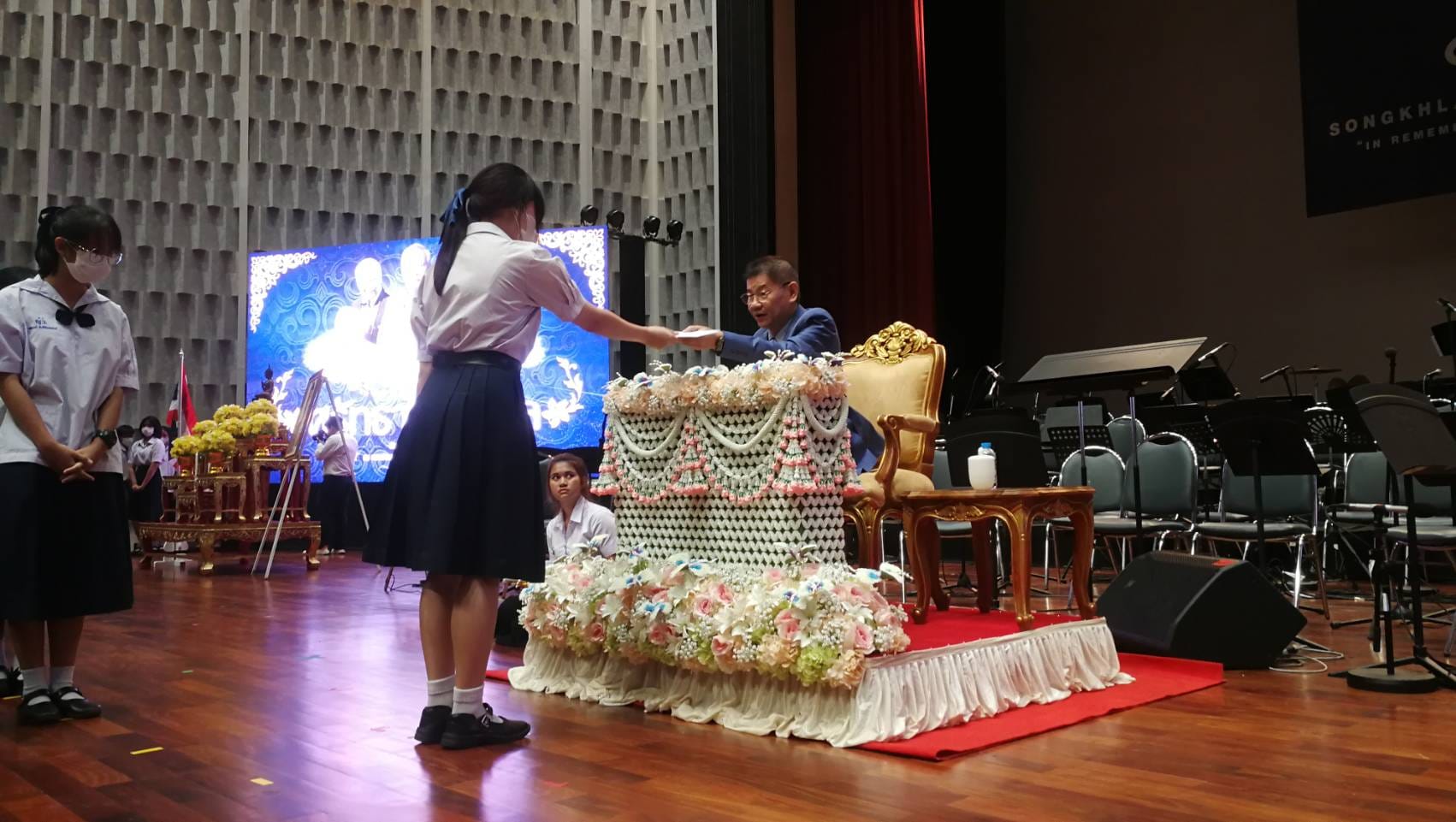 คณบดีคณะศึกษาศาสตร์  ปฏิบัติ​หน้า​ที่แทนอธิการบดี​มหาวิทยาลัย​ทักษิณ​ กล่าวต้อนรับในพิธีมอบทุนการศึกษา มูลนิธิ​ในเครือ​ มูลนิธิ​พลเอกเปรม​ ติณสูลานนท์