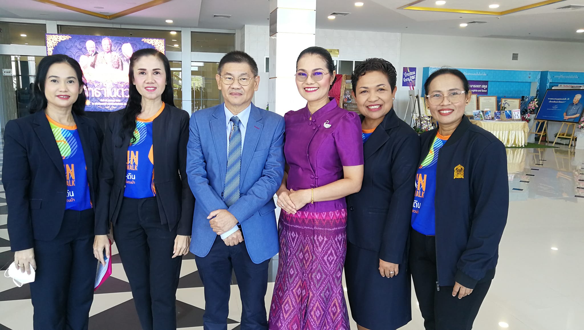 คณบดีคณะศึกษาศาสตร์  ปฏิบัติ​หน้า​ที่แทนอธิการบดี​มหาวิทยาลัย​ทักษิณ​ กล่าวต้อนรับในพิธีมอบทุนการศึกษา มูลนิธิ​ในเครือ​ มูลนิธิ​พลเอกเปรม​ ติณสูลานนท์