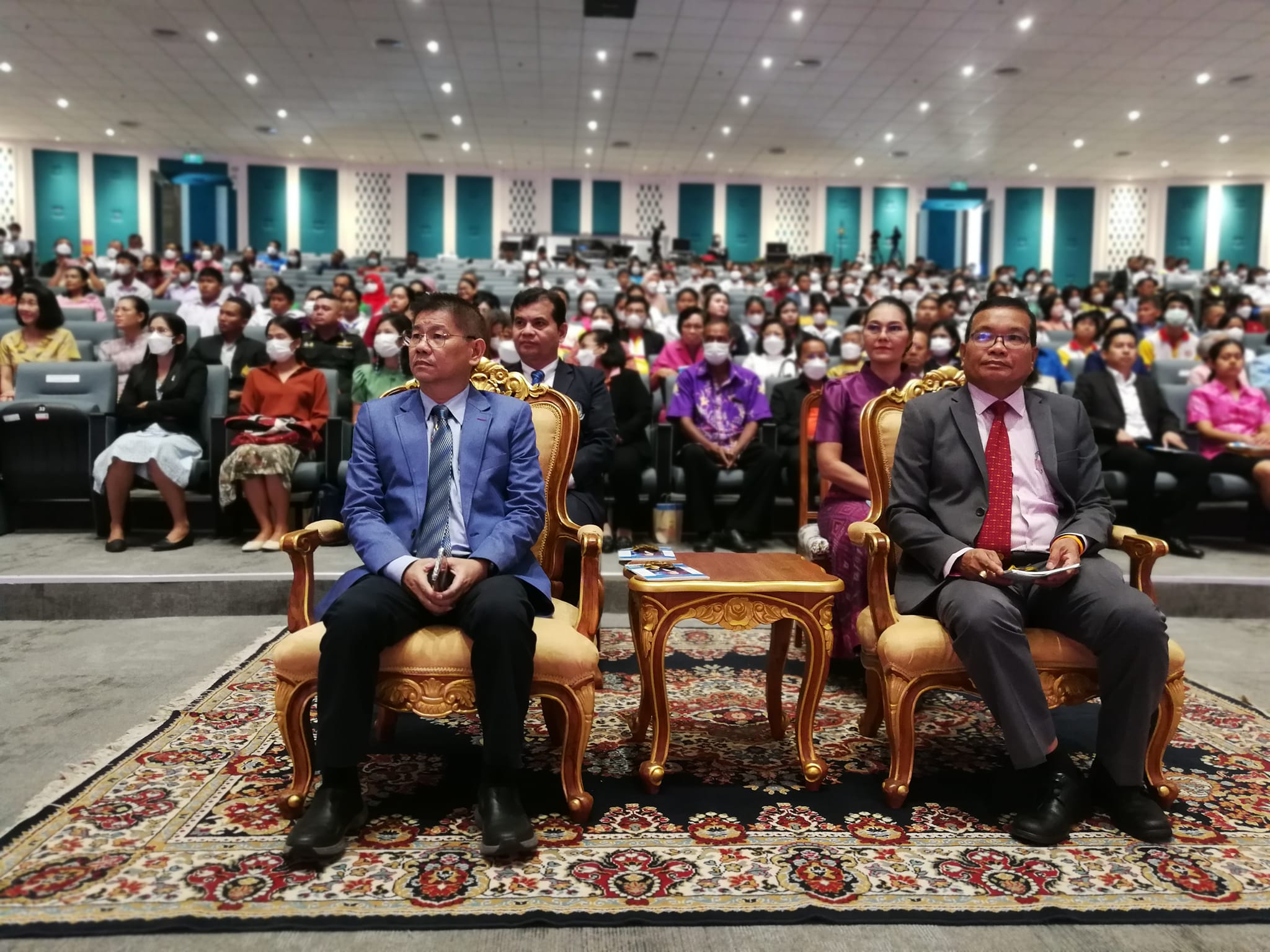 คณบดีคณะศึกษาศาสตร์  ปฏิบัติ​หน้า​ที่แทนอธิการบดี​มหาวิทยาลัย​ทักษิณ​ กล่าวต้อนรับในพิธีมอบทุนการศึกษา มูลนิธิ​ในเครือ​ มูลนิธิ​พลเอกเปรม​ ติณสูลานนท์