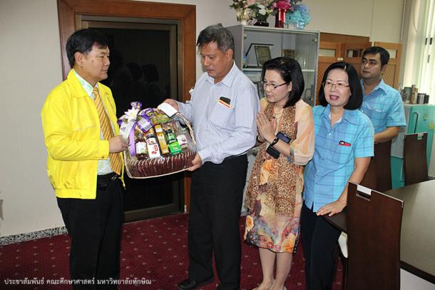 ผู้บริหาร หัวหน้าสำนักงาน และบุคลากรคณะศึกษาศาสตร์ ได้มอบกระเช้าของขวัญอวยพรปีใหม่อธิการบดีมหาวิทยา