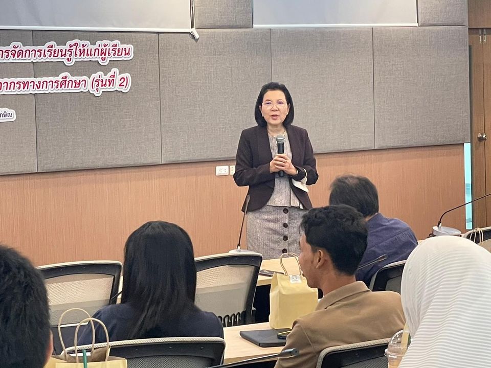 พิธีมอบเกียรติบัตร  โครงการผลิตบัณฑิตพันธุ์ใหม่ หลักสูตรประกาศนียบัตรนวัตกรรม และการประยุกต์เทคโนโลยีดิจิทัล เพื่อการจัดการเรียนรู้ให้แก่ผู้เรียน ระดับการศึกษาขั้นพื้นฐาน ในยุคสถานการณ์โควิด 19  สำหรับครูและบุคลากรทางการศึกษา  (Non - Degree) รุ่นที่ 2
