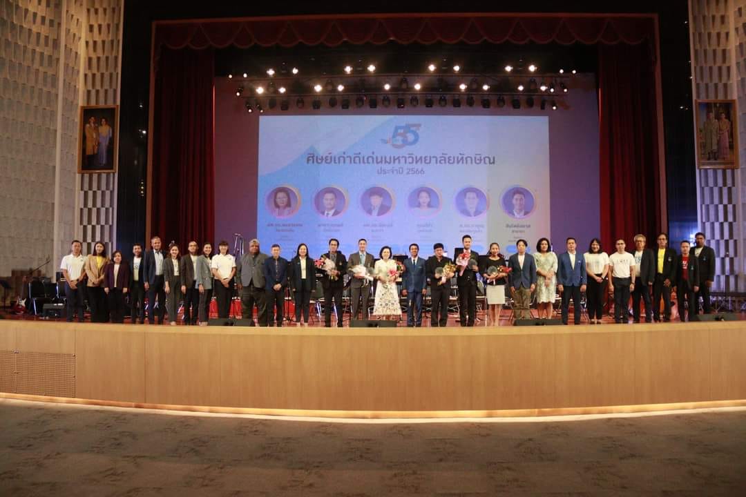 ​ขอแสดงความยินดี​กับ ผู้ช่วยศาสตราจารย์ ดร.อมลวรรณ วีระธรรมโม ที่ได้รับโล่รางวัลศิษย์เก่าดีเด่น มหาวิทยาลัยทักษิณ​ ประจำปี 2566
