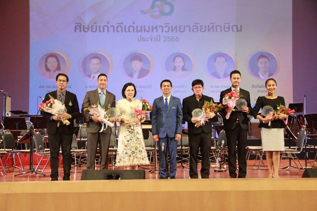 ​ขอแสดงความยินดี​กับ ผู้ช่วยศาสตราจารย์ ดร.อมลวรรณ วีระธรรมโม ที่ได้รับโล่รางวัลศิษย์เก่าดีเด่น มหาวิทยาลัยทักษิณ​ ประจำปี 2566