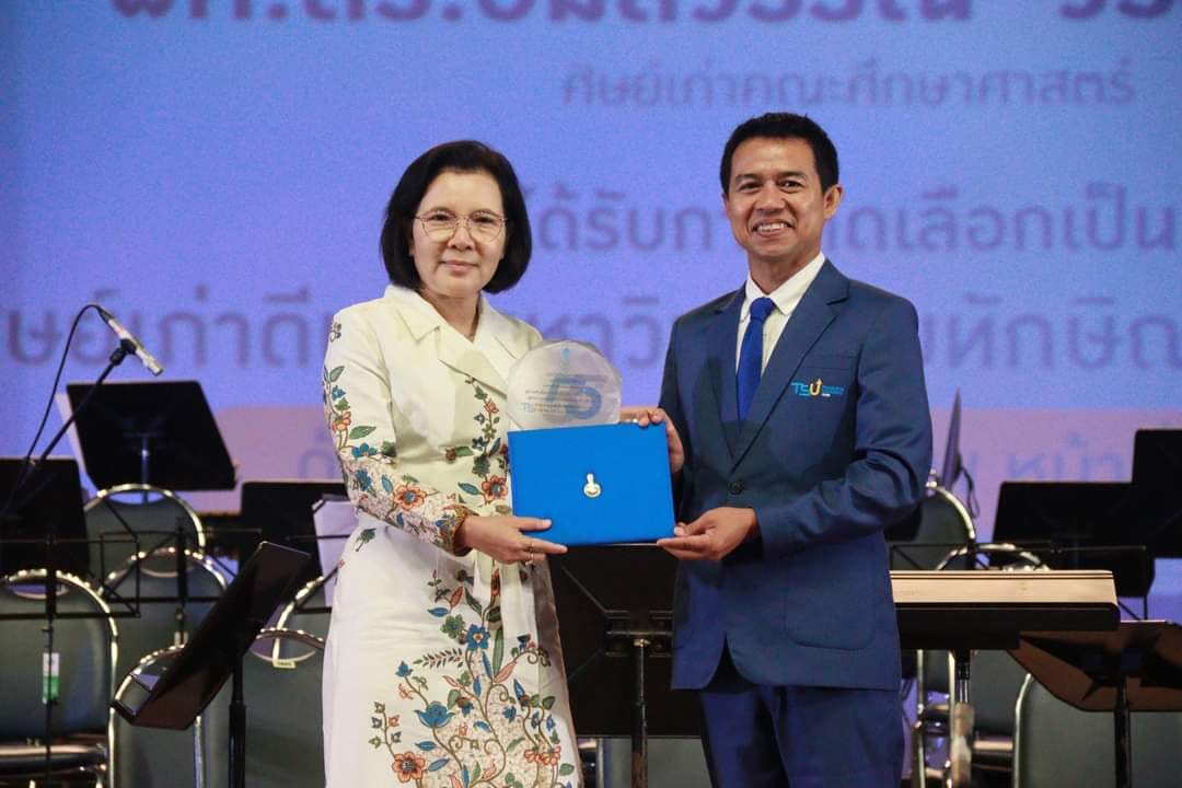 ​ขอแสดงความยินดี​กับ ผู้ช่วยศาสตราจารย์ ดร.อมลวรรณ วีระธรรมโม ที่ได้รับโล่รางวัลศิษย์เก่าดีเด่น มหาวิทยาลัยทักษิณ​ ประจำปี 2566