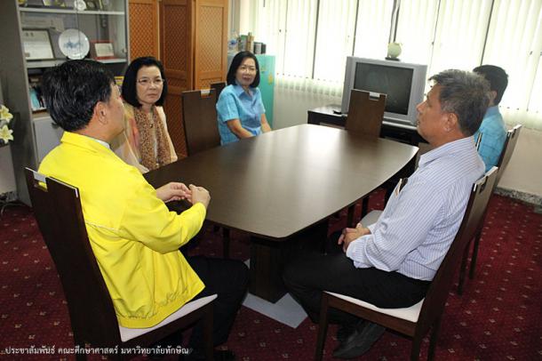 ผู้บริหาร หัวหน้าสำนักงาน และบุคลากรคณะศึกษาศาสตร์ ได้มอบกระเช้าของขวัญอวยพรปีใหม่อธิการบดีมหาวิทยา