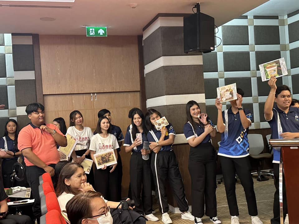 การนำเสนอโครงงาน "การสร้าง​สรรค์​วิถี​ครู​บน​ฐาน​ชุมชน​การ​เรียนรู้"