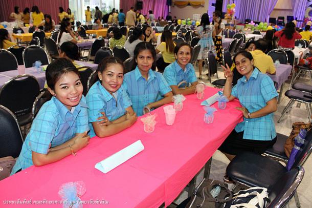 ผู้บริหาร คณาจารย์ และบุคลากร คณะศึกษาศาสตร์ ร่วมงานสังสรรส่งท้ายปีเก่า ต้อนรับปีใหม่ 2558