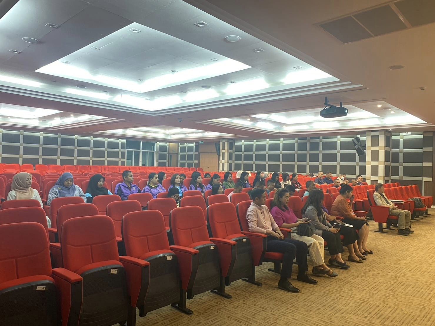กิจกรรมเสริมทักษะเพิ่มเติม  (Enrichment Program ) “ครู ตชด.ผู้สร้างความฉลาดรู้ทางภาษา  (ภาษาไทย) (ภาษาอังกฤษ)(ภาษามลายูถิ่น) และการนำเสนอข้อมูลเพื่อการเทียบโอนประสบการณ์”          และหัวข้อ“โครงงานและการเรียนรู้บูรณาการ บนฐานชีวิต ”