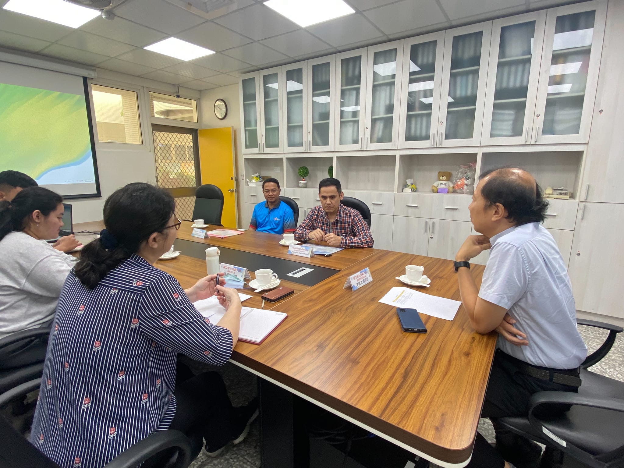 Prof.Hon-Man Lee, Ph.D. Dean of​ International​ and​ Cross-strait Affairs Office​ National​ Changhua​ University​ of​ Education​ ให้การต้อนรับ ผศ.ดร.นพเก้า​ ณ​ พัทลุง​ ผู้ช่วย​คณบดี​คณะศึกษา​ศาสตร์ มหา​วิทยาลัย​ทักษิณ​และคณะ เพื่อดำเนิน​กิจกรรม​ทางวิชาการ ตามข้อตกลง​ MOU​