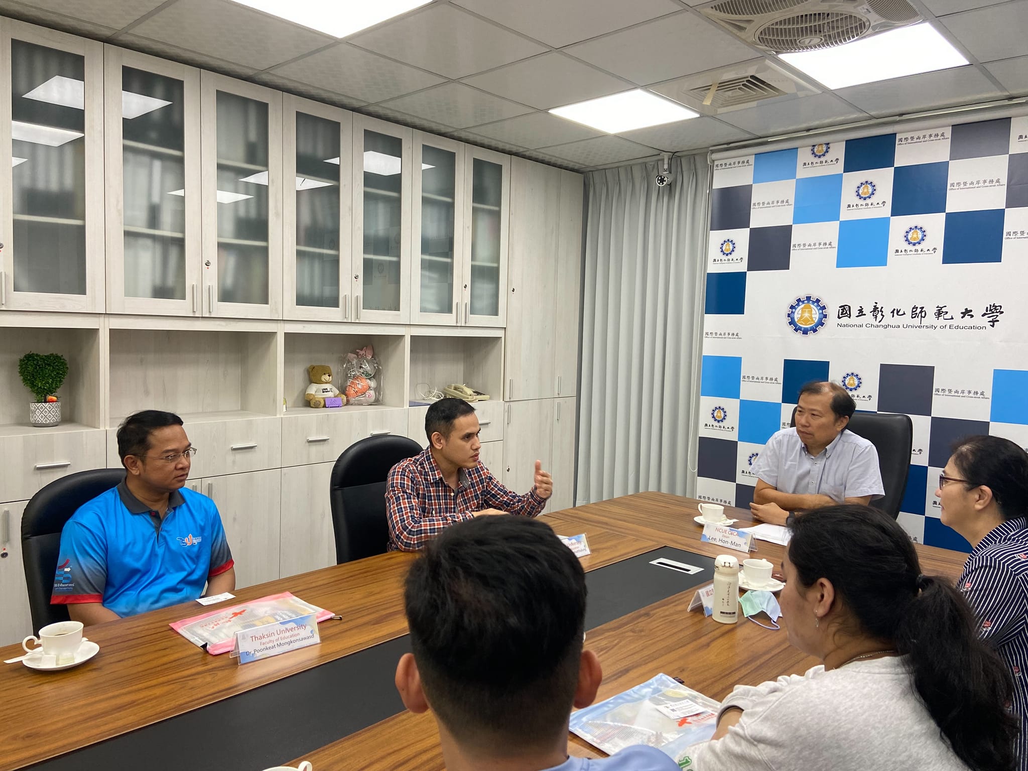 Prof.Hon-Man Lee, Ph.D. Dean of​ International​ and​ Cross-strait Affairs Office​ National​ Changhua​ University​ of​ Education​ ให้การต้อนรับ ผศ.ดร.นพเก้า​ ณ​ พัทลุง​ ผู้ช่วย​คณบดี​คณะศึกษา​ศาสตร์ มหา​วิทยาลัย​ทักษิณ​และคณะ เพื่อดำเนิน​กิจกรรม​ทางวิชาการ ตามข้อตกลง​ MOU​