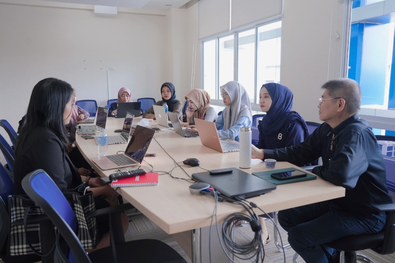 บรรยายพิเศษแก่นักศึกษาแลกเปลี่ยนจาก Surabaya State University อินโดนีเซีย