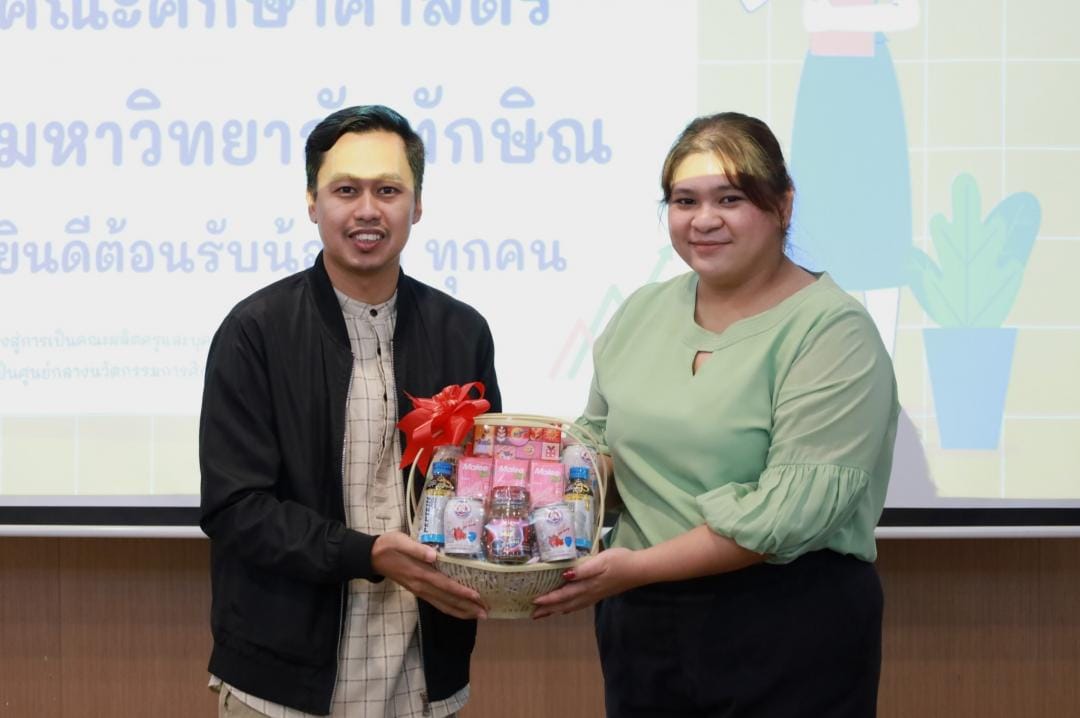 ผู้ช่วยศาสตราจารย์ ดร.สิงหา ประสิทธิ์พงศ์ รองคณบดีฝ่ายวิชาการ ต้อนรับคณะครูและนักเรียน รร.ประทีปศาสน์วิทยามูลนิธิ