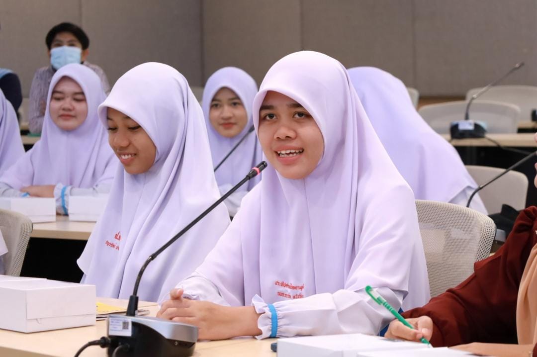 ผู้ช่วยศาสตราจารย์ ดร.สิงหา ประสิทธิ์พงศ์ รองคณบดีฝ่ายวิชาการ ต้อนรับคณะครูและนักเรียน รร.ประทีปศาสน์วิทยามูลนิธิ