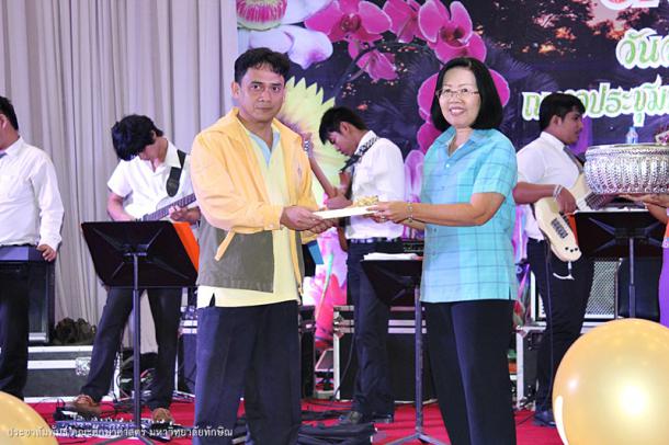 ผู้บริหาร คณาจารย์ และบุคลากร คณะศึกษาศาสตร์ ร่วมงานสังสรรส่งท้ายปีเก่า ต้อนรับปีใหม่ 2558