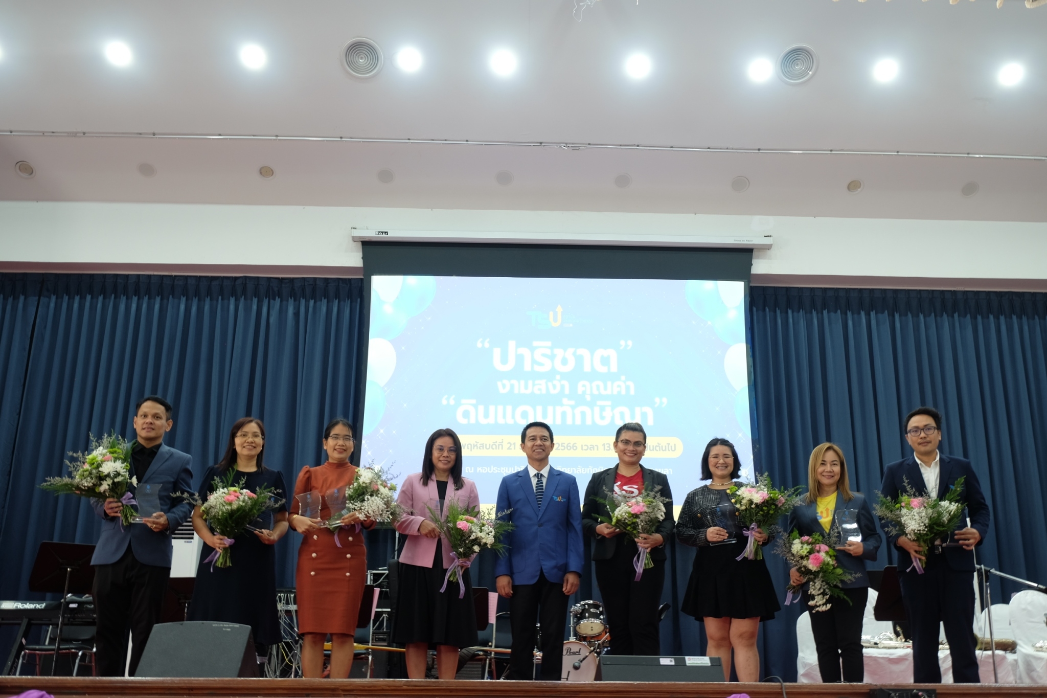 ขอ​แสดง​ความยินดี​กับ ผศ.ดร.ณัชชา​ มหปุญญานนท์ และ​ ดร.ธัญ​ชนก​ พูน​ศิลป์​ ในพิธี​มอบโล่และเกียรติ​บัตร​ เชิดชู​เกียรติ​นักวิจัยและบุคลากรที่ได้รับรางวัล "ปาริชาต" ​ งามสง่า​ คุณ​ค่า " ดินแดนทักษิณ​า"