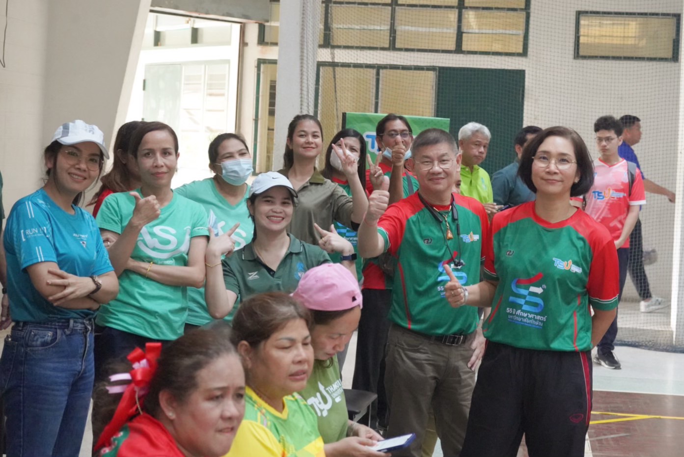 การแข่งขันกีฬาสานสัมพันธ์ ระหว่างผู้บริหารและบุคลากร  ณ โรงยิมฯ มหาวิทยาลัยทักษิณ