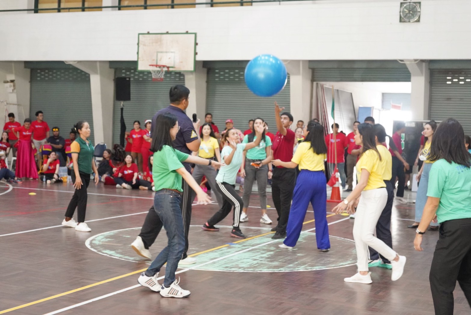 การแข่งขันกีฬาสานสัมพันธ์ ระหว่างผู้บริหารและบุคลากร  ณ โรงยิมฯ มหาวิทยาลัยทักษิณ