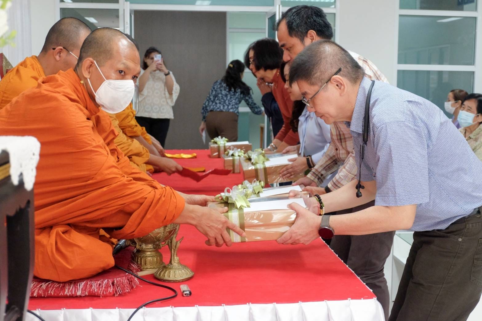 ผู้บริหาร​ คณาจารย์​ บุคลากร​ และนิสิต คณะศึกษา​ศาสตร์​  ร่วมทำบุญ โดยหลักสูตร กศ.บ. สาขาวิชาการศึกษา วิชาเอกการประถมศึกษา แผนสำหรับครู ตชด.