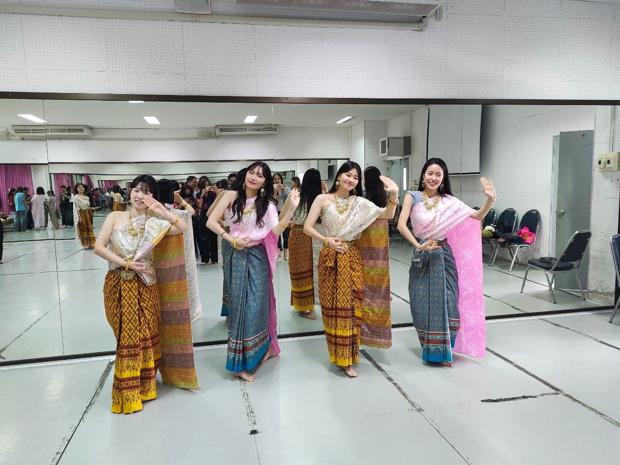 นักศึกษา​ MYONGJI​ University​ Korea เข้าร่วมชั้นเรียนนาฏศิลป์​ไทย