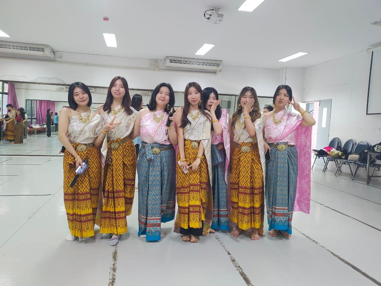 นักศึกษา​ MYONGJI​ University​ Korea เข้าร่วมชั้นเรียนนาฏศิลป์​ไทย