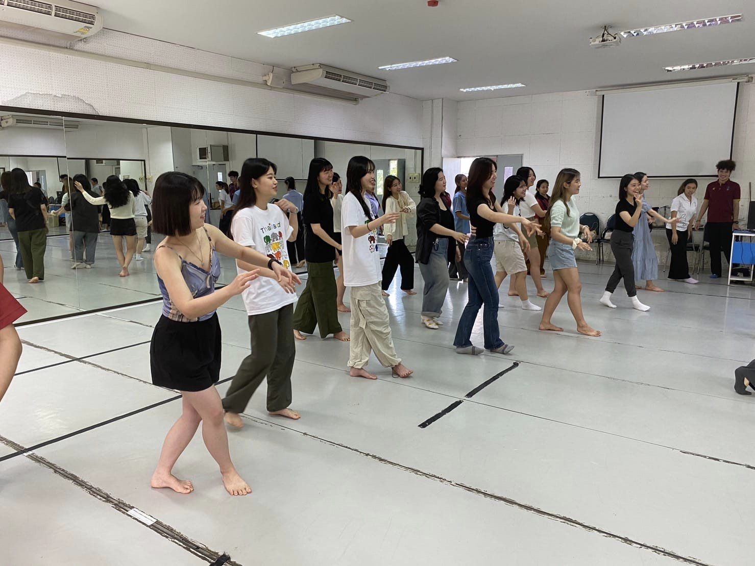 นักศึกษา​ MYONGJI​ University​ Korea เข้าร่วมชั้นเรียนนาฏศิลป์​ไทย