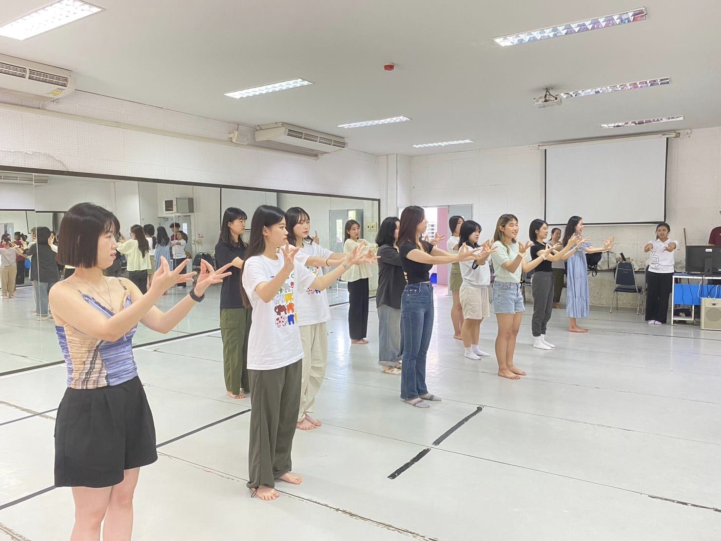 นักศึกษา​ MYONGJI​ University​ Korea เข้าร่วมชั้นเรียนนาฏศิลป์​ไทย