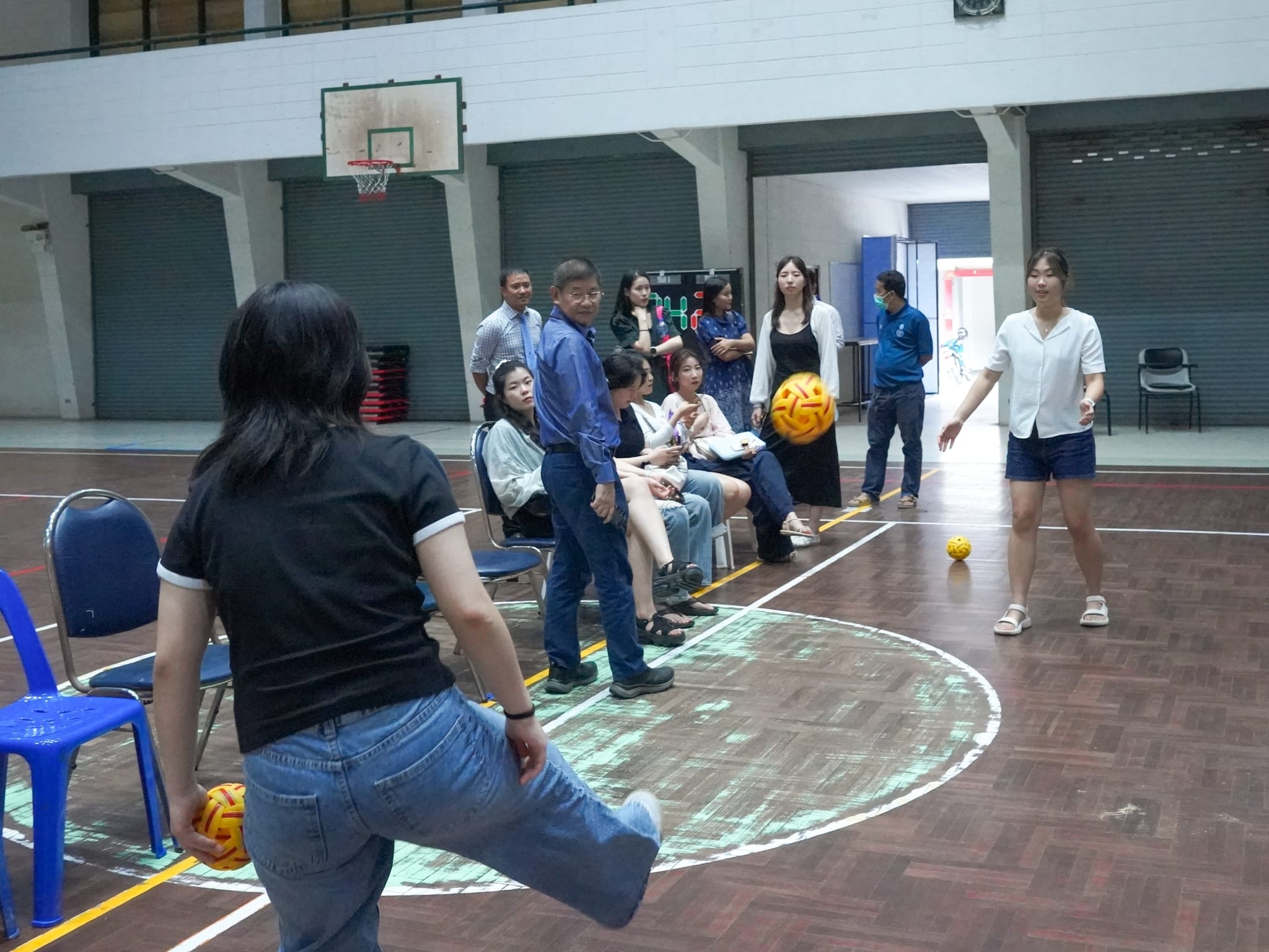นักศึกษา​ MYONGJI​ University​ Korea ชมการสาธิต​การเล่นเซปักตะกร้อ​ โดยนิสิต​สาขาวิชา​พลศึกษา​และ​สุขศึกษา​