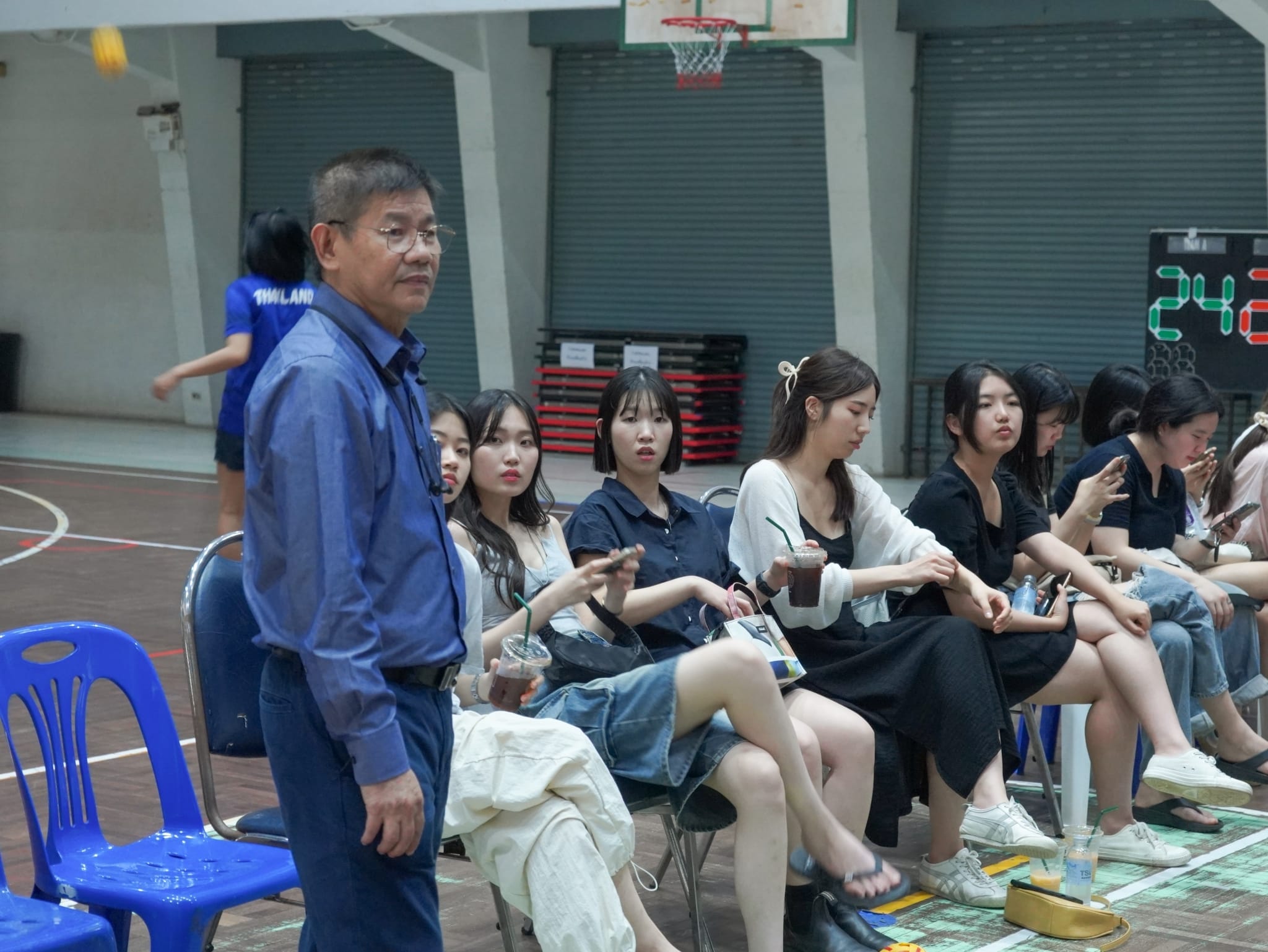 นักศึกษา​ MYONGJI​ University​ Korea ชมการสาธิต​การเล่นเซปักตะกร้อ​ โดยนิสิต​สาขาวิชา​พลศึกษา​และ​สุขศึกษา​