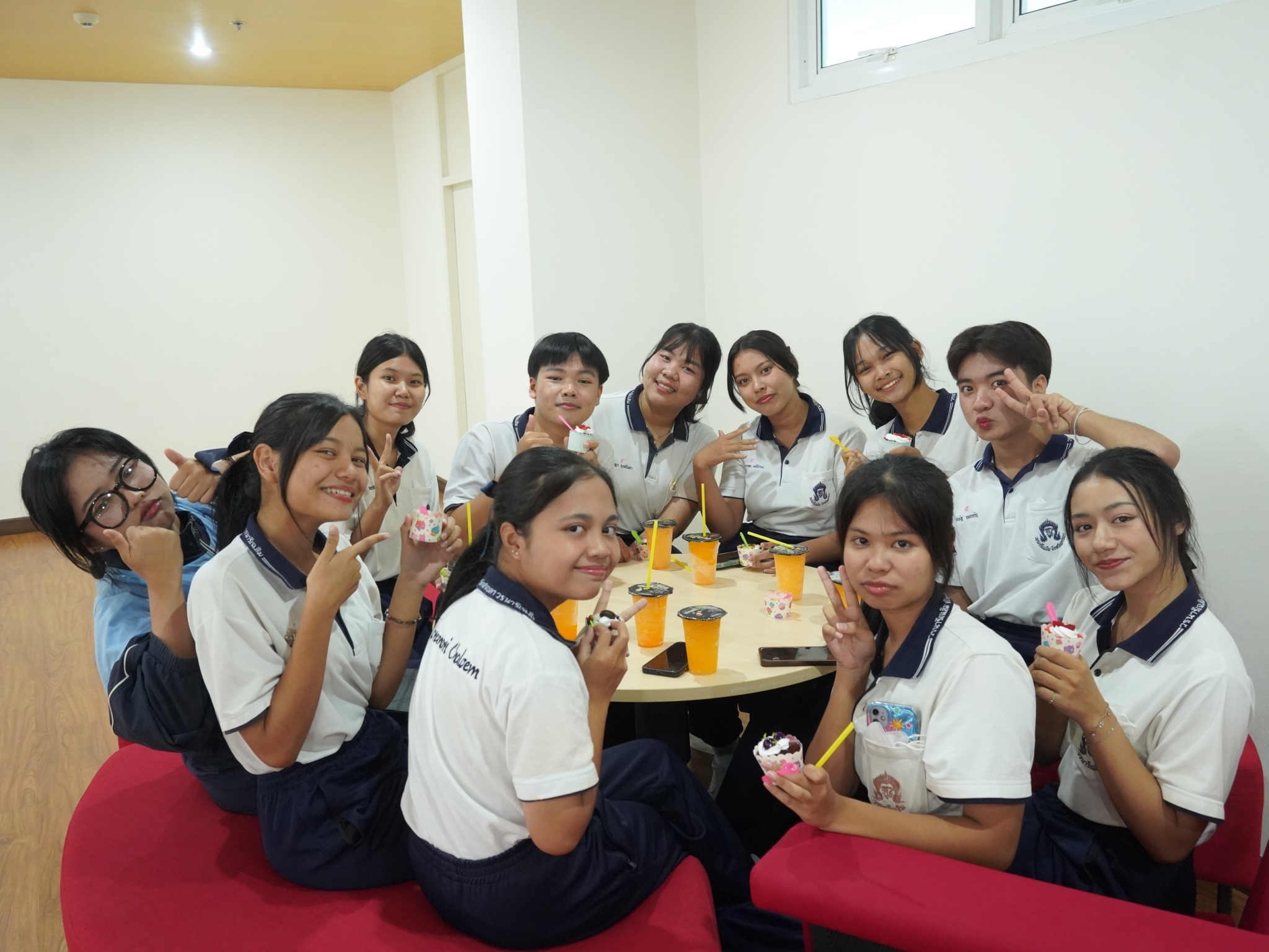 นักศึกษา MYONGJI​ University​ Korea ร่วมกับคณะศึกษาศาสตร์ จัดกิจกรรมการเรียนรู้ให้กับนักเรียน รร.วรนารีเฉลิม