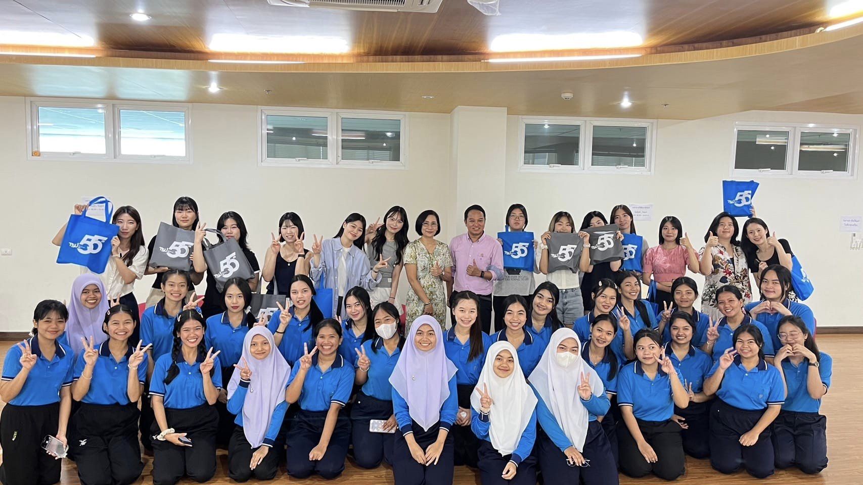 ผู้ช่วยศาสตราจารย์ ดร.ชัชวีร์ แก้วมณี ให้ความรู้และอำนวยการจัดกิจกรรม การเรียนรู้ให้กับนักศึกษา MYONGJI​ University​ Korea