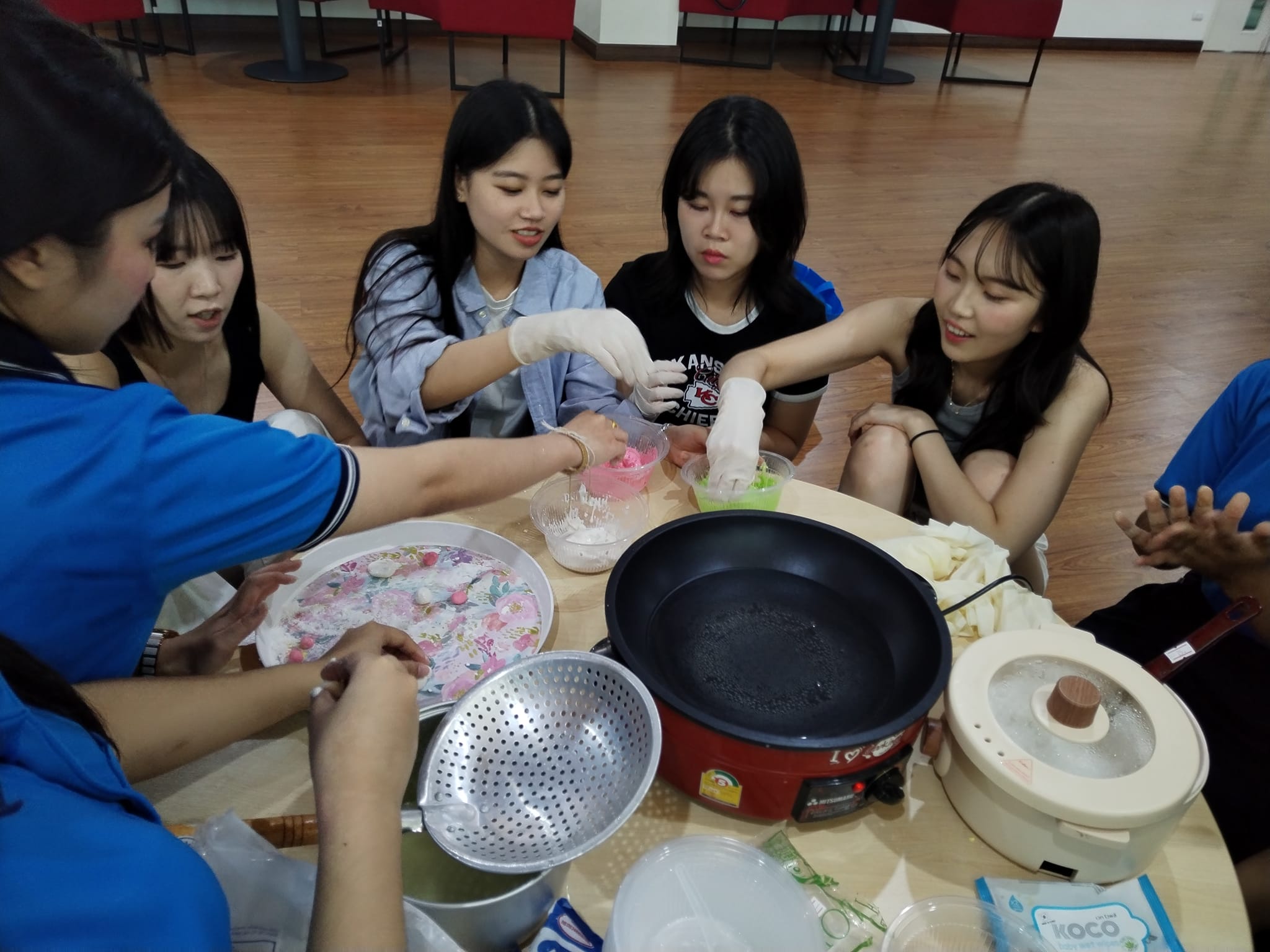 ผู้ช่วยศาสตราจารย์ ดร.ชัชวีร์ แก้วมณี ให้ความรู้และอำนวยการจัดกิจกรรม การเรียนรู้ให้กับนักศึกษา MYONGJI​ University​ Korea