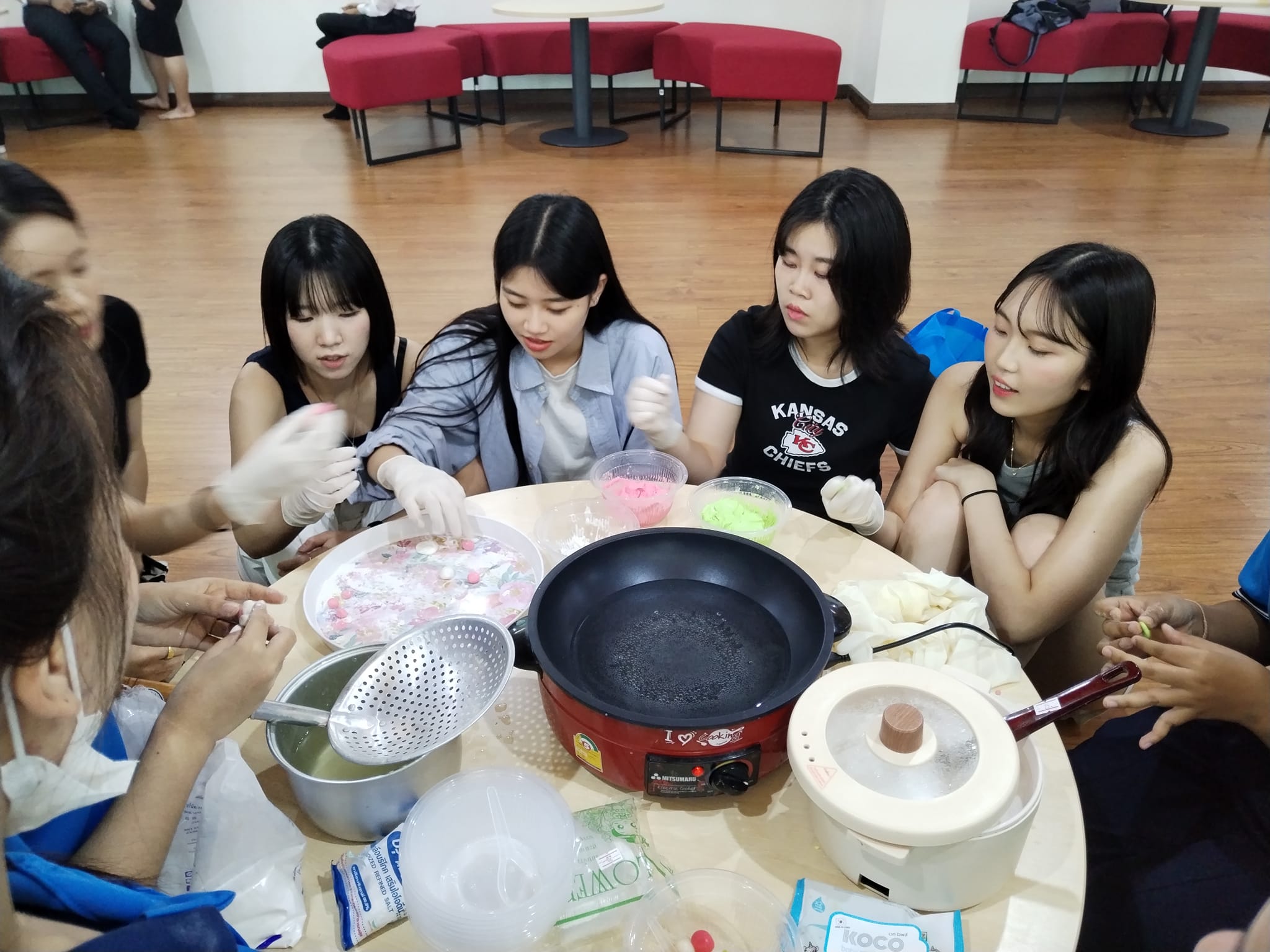 ผู้ช่วยศาสตราจารย์ ดร.ชัชวีร์ แก้วมณี ให้ความรู้และอำนวยการจัดกิจกรรม การเรียนรู้ให้กับนักศึกษา MYONGJI​ University​ Korea