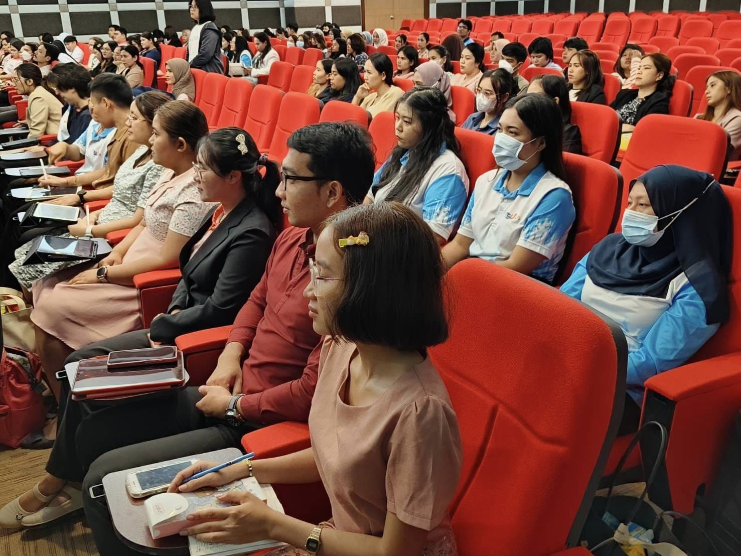 อบรมเชิงปฏิบัติการ  "การ​จัดการ​เรียน​รู้เชิงรุก"  (Active Learning) โดย นางสุนันทา สุวรรณ​ะ