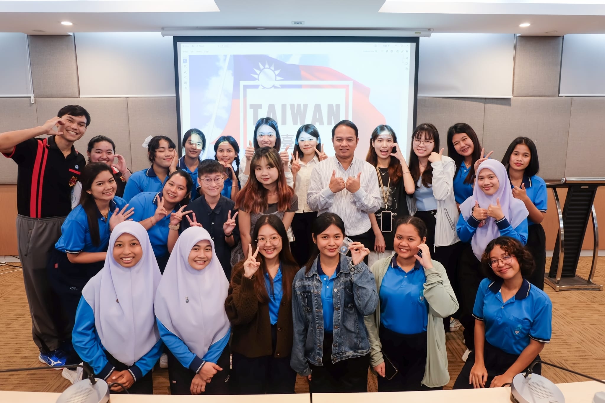 ​ยินดีต้อนรับ Dean​ of​ International, Hon-Man Lee, Ph.D. and​ Division Head​ Office​ of​ International, Hsiu-Hui Change.