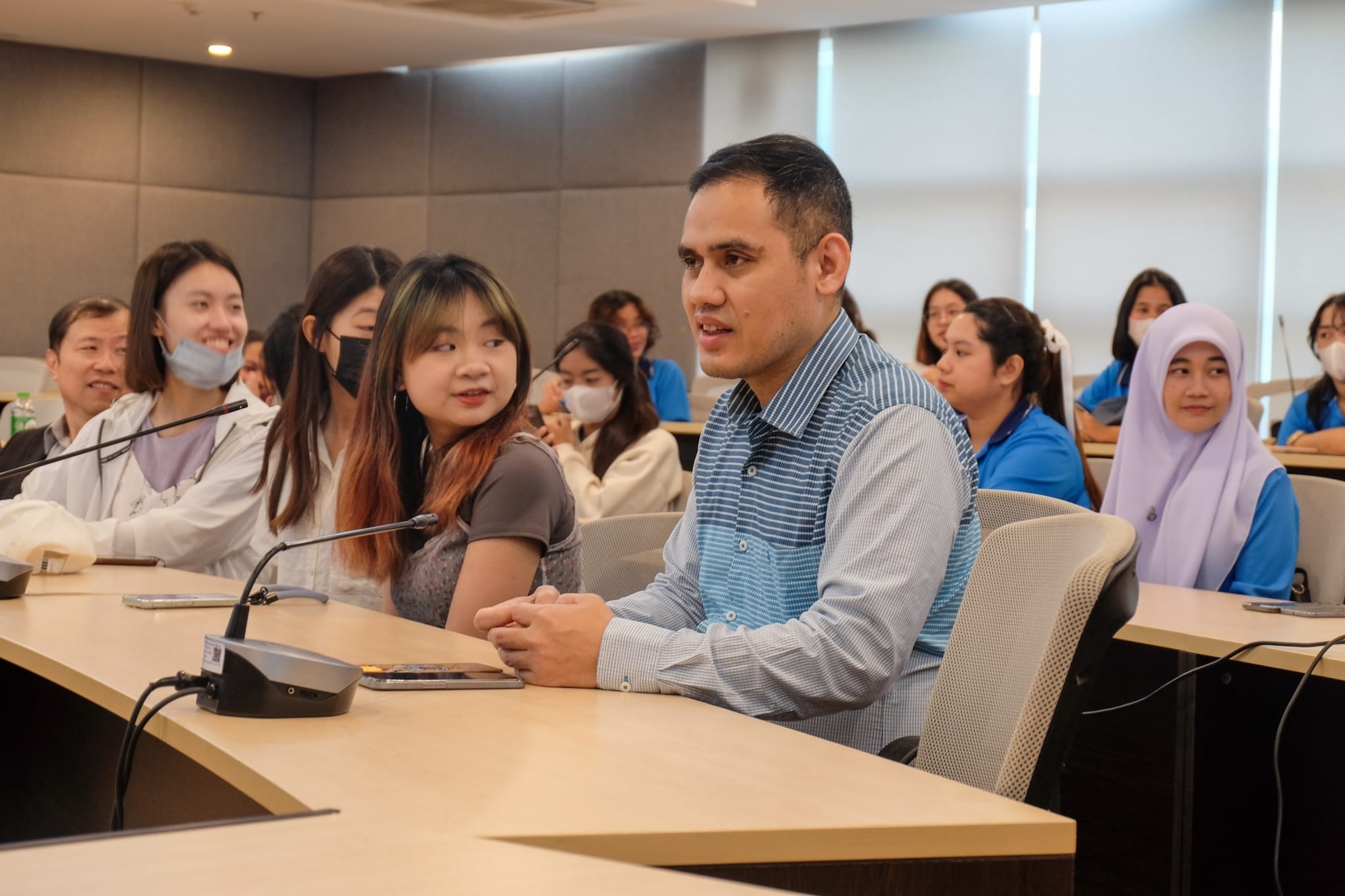 ​ยินดีต้อนรับ Dean​ of​ International, Hon-Man Lee, Ph.D. and​ Division Head​ Office​ of​ International, Hsiu-Hui Change.