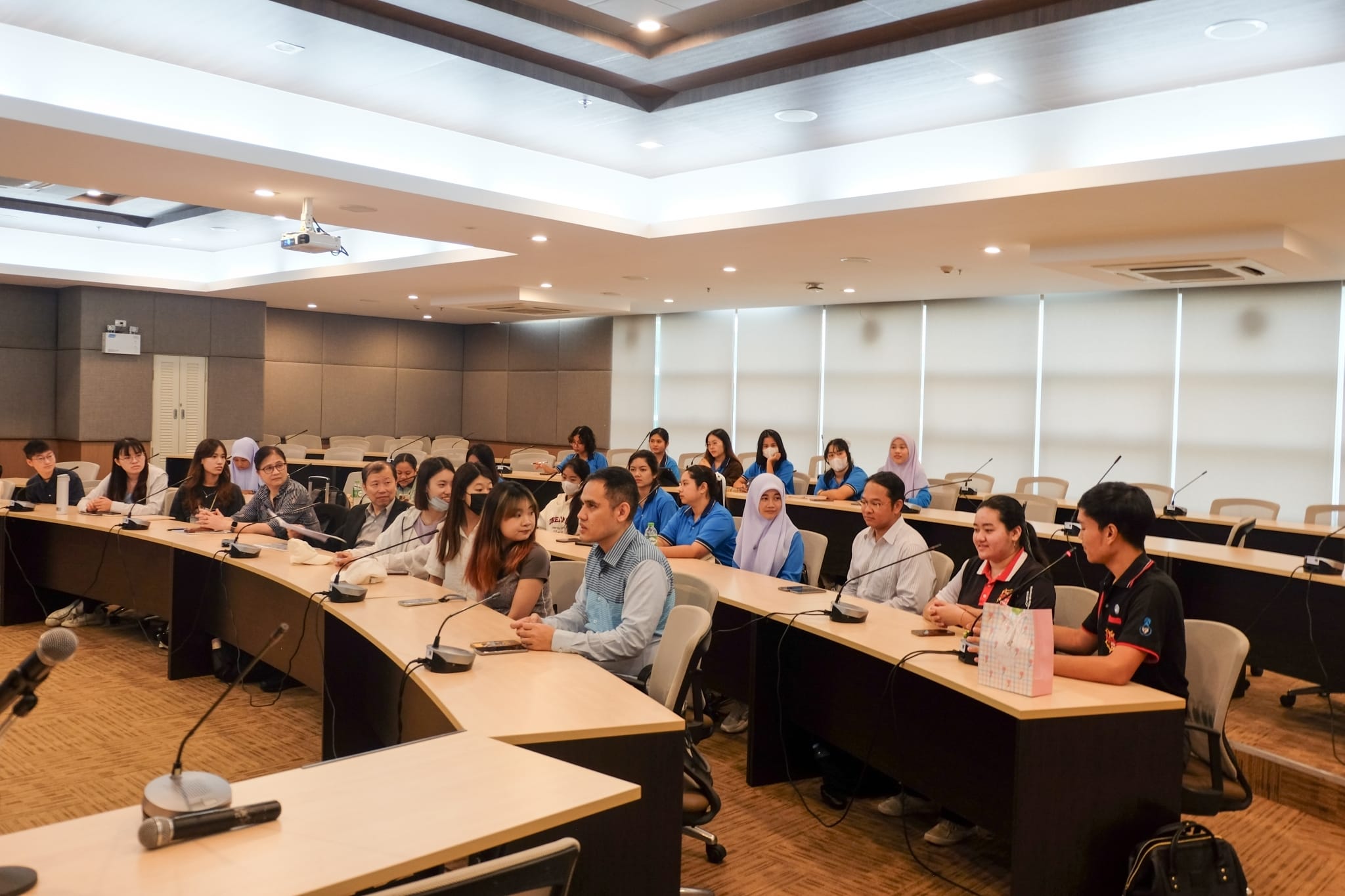 ​ยินดีต้อนรับ Dean​ of​ International, Hon-Man Lee, Ph.D. and​ Division Head​ Office​ of​ International, Hsiu-Hui Change.